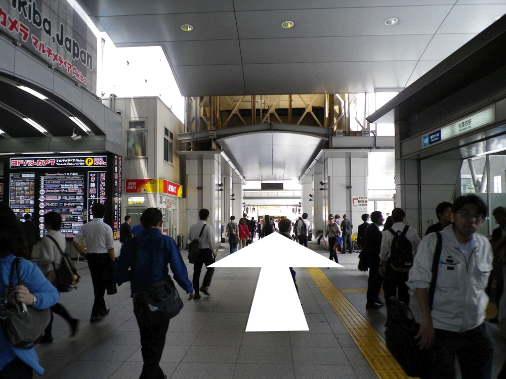 昭和通り口改札を出て20m直進した風景。