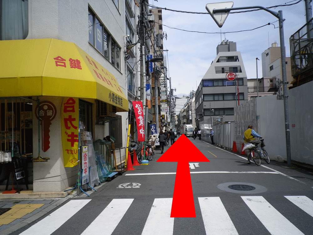 角を右折して昭和通りを背中にした風景。